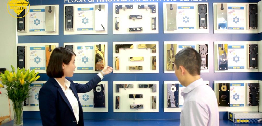 Giữa “rừng” phụ kiện cửa kính thủy lực, làm sao chọn được loại chất lượng, bền và an toàn?